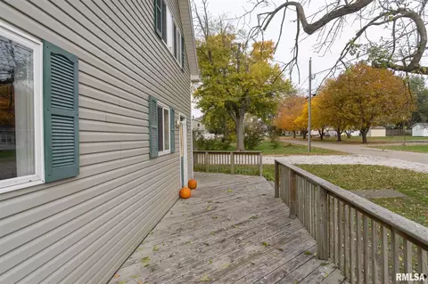 811 S Pine St, Delavan, IL 61734 photo 4