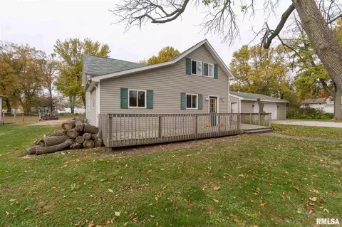 811 S Pine St, Delavan, IL 61734 photo 2