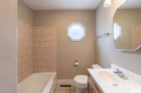 1006 Elm St, Canton, IL 61520 photo 12