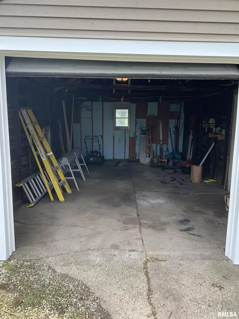 284 E Birch St, Canton, IL 61520 photo 7