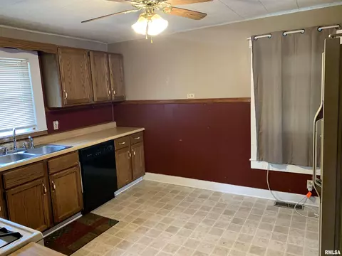 284 E Birch St, Canton, IL 61520 photo 16