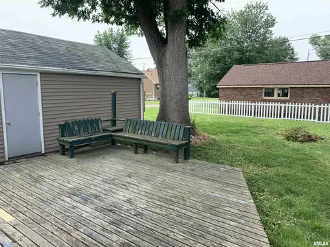 284 E Birch St, Canton, IL 61520 photo 4