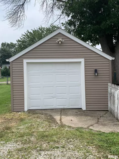 284 E Birch St, Canton, IL 61520 photo 6