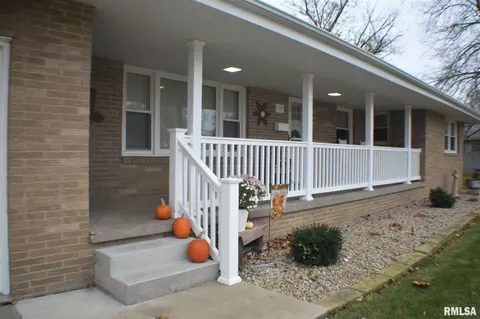 1310 Sunview Dr, Canton, IL 61520 photo 2
