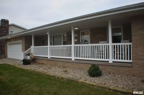 1310 Sunview Dr, Canton, IL 61520 photo 3