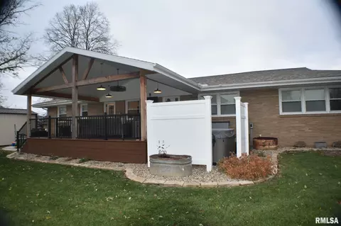 1310 Sunview Dr, Canton, IL 61520 photo 5