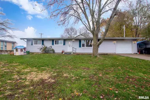 101 E 9th St, Delavan, IL 61734 photo 2