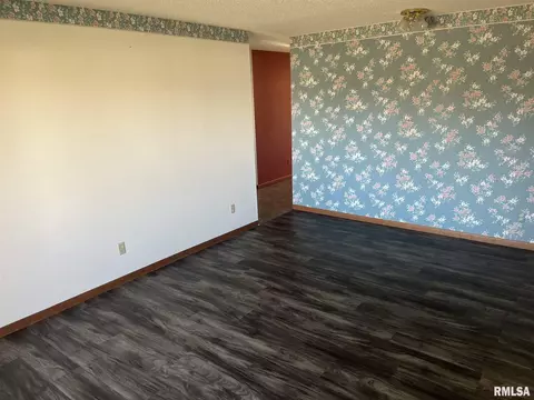 401 Evergreen Dr, Macomb, IL 61455 photo 8