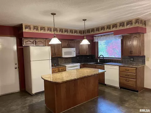 401 Evergreen Dr, Macomb, IL 61455 photo 3