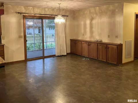 401 Evergreen Dr, Macomb, IL 61455 photo 5