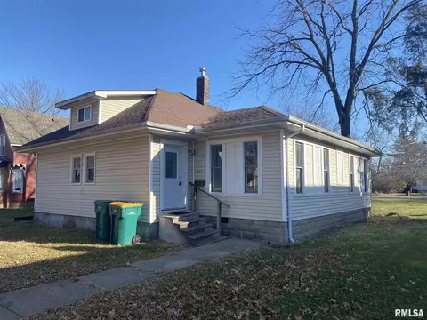 533 N Johnson St, Macomb, IL 61455 photo 2