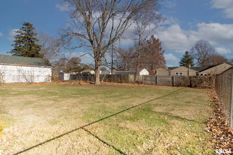 739 Memorial Dr, Macomb, IL 61455 photo 15