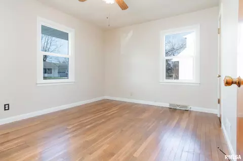 739 Memorial Dr, Macomb, IL 61455 photo 9