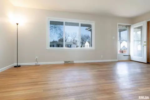 739 Memorial Dr, Macomb, IL 61455 photo 3