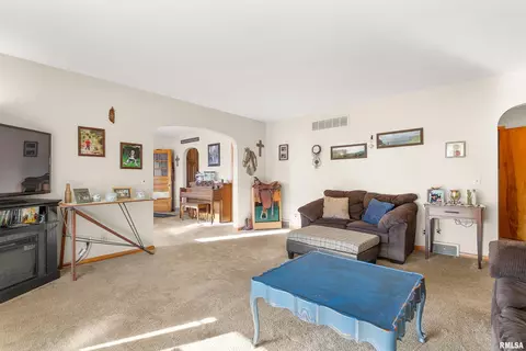 405 E 2nd St, Delavan, IL 61734 photo 8