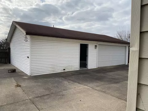 722 E Walnut St, Canton, IL 61520 photo 7