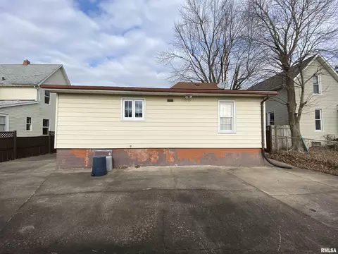722 E Walnut St, Canton, IL 61520 photo 6