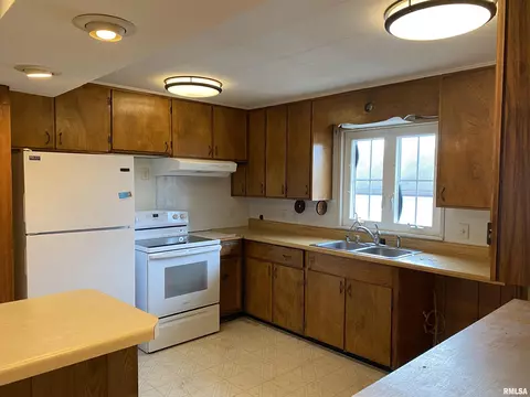 722 E Walnut St, Canton, IL 61520 photo 17