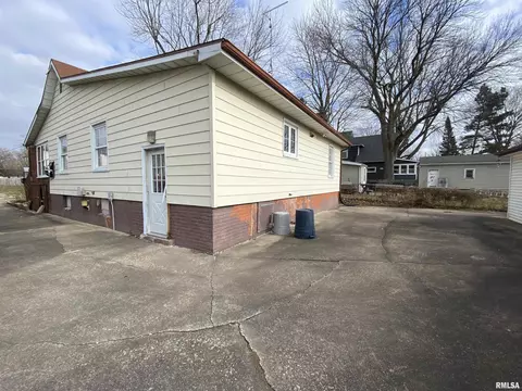 722 E Walnut St, Canton, IL 61520 photo 5