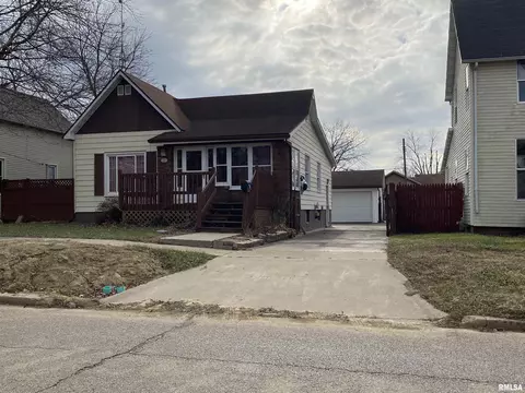 722 E Walnut St, Canton, IL 61520 photo 2