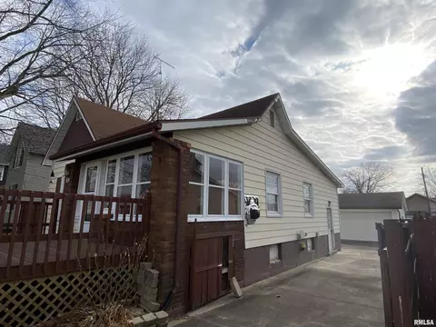 722 E Walnut St, Canton, IL 61520 photo 4