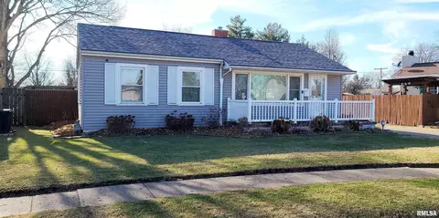 1230 Sunview Dr, Canton, IL 61520 photo 2