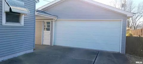 1230 Sunview Dr, Canton, IL 61520 photo 5