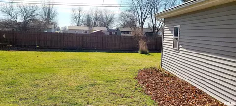 1230 Sunview Dr, Canton, IL 61520 photo 4