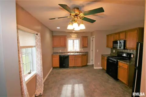 101 E 2nd St, Mackinaw, IL 61755 photo 6