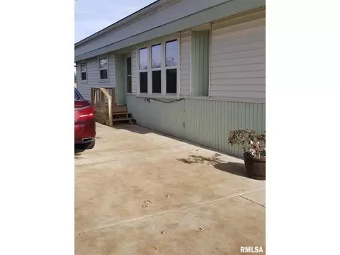 145 E Birch St, Canton, IL 61520 photo 8