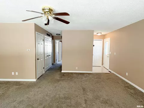 220 Arlington Dr, Macomb, IL 61455 photo 4