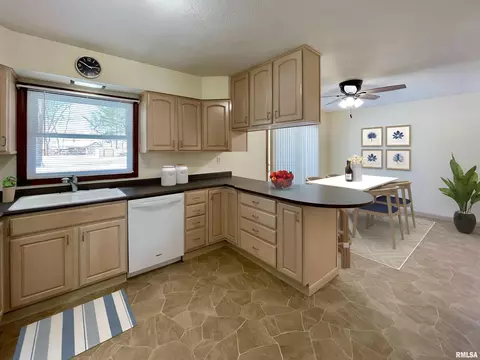 806 N Main St, Eureka, IL 61530 photo 2