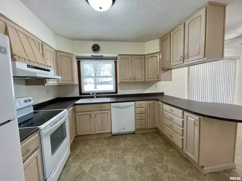 806 N Main St, Eureka, IL 61530 photo 3