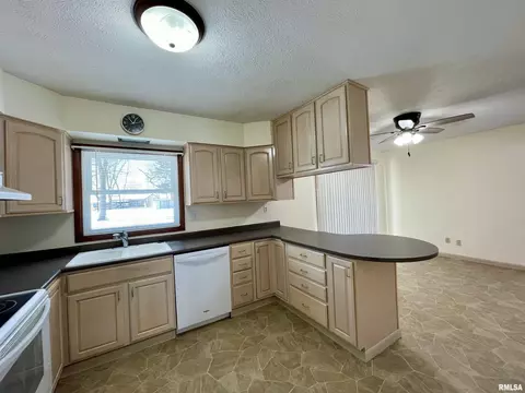 806 N Main St, Eureka, IL 61530 photo 6