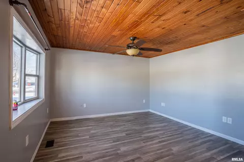 206 E Ann St, Roanoke, IL 61561 photo 4