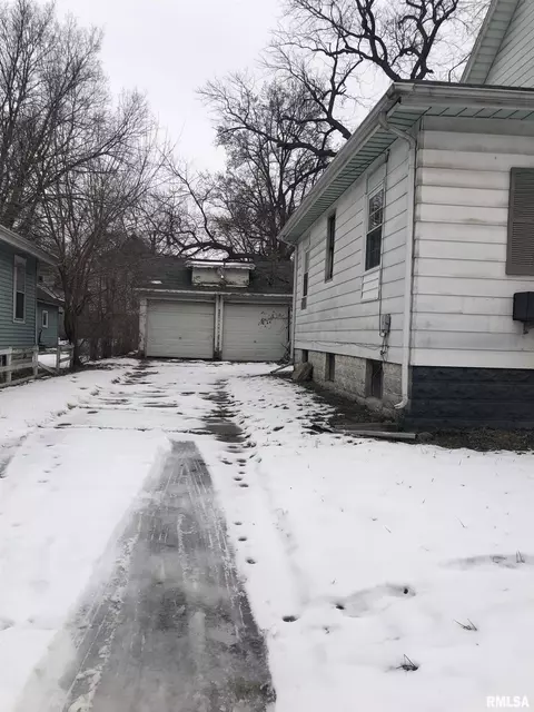 321 E Thrush Ave, Peoria, IL 61603 photo 4