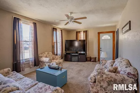 627 E Pine St, Canton, IL 61520 photo 4
