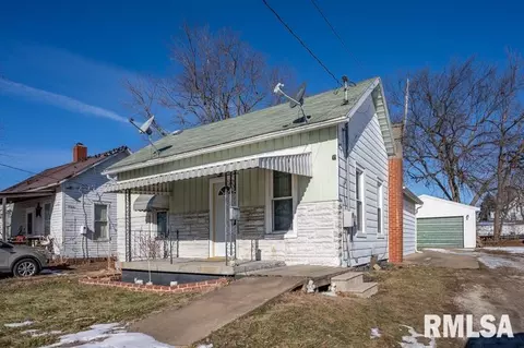 627 E Pine St, Canton, IL 61520 photo 2
