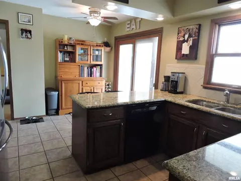 38 Richard St, Macomb, IL 61455 photo 11