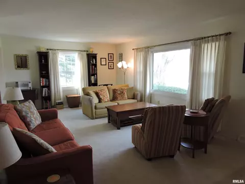 38 Richard St, Macomb, IL 61455 photo 2