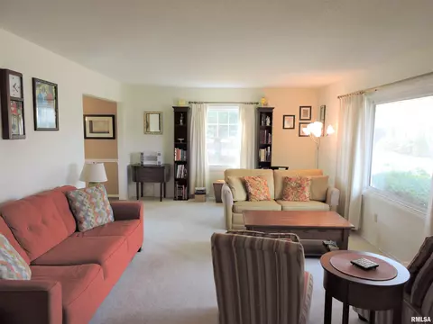 38 Richard St, Macomb, IL 61455 photo 4