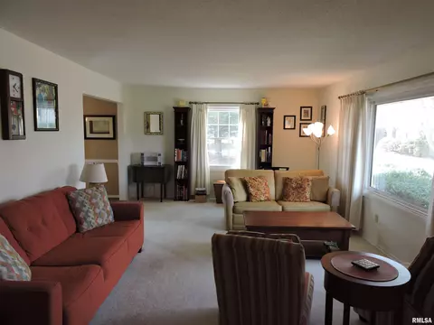 38 Richard St, Macomb, IL 61455 photo 3
