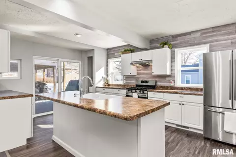 116 W Main St, Danvers, IL 61732 photo 10