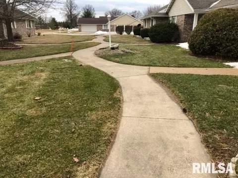 2013 Oakmont Ct, Macomb, IL 61455 photo 2