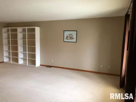 2013 Oakmont Ct, Macomb, IL 61455 photo 4