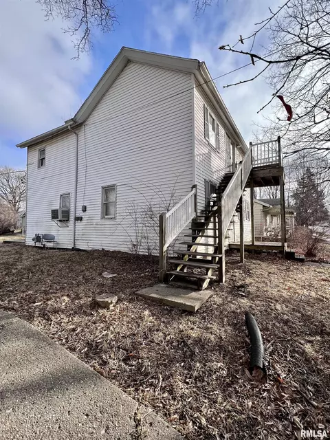 326 W Calhoun St, Macomb, IL 61455 photo 2