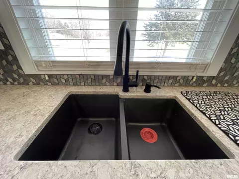 421 S Ward St, Macomb, IL 61455 photo 8