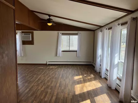 426 W Orchard St, Macomb, IL 61455 photo 2