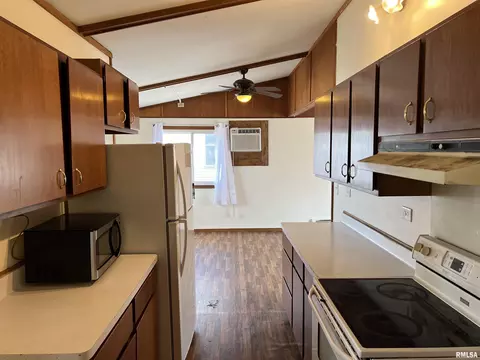 426 W Orchard St, Macomb, IL 61455 photo 8