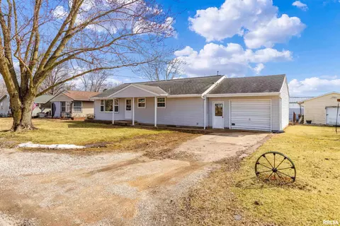 206 E 2nd St, Mackinaw, IL 61755 photo 2